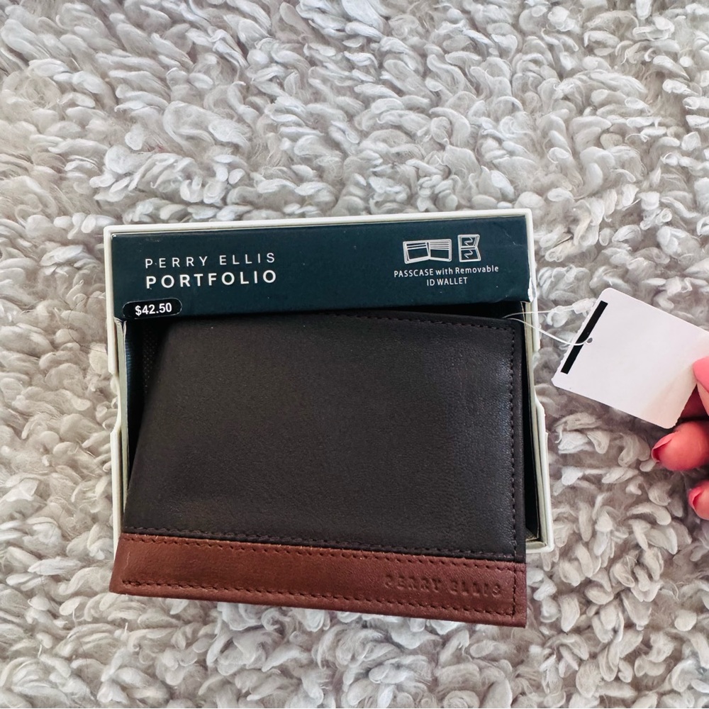 Perry Ellis Brown and camel men’s leather wallet. Brand new